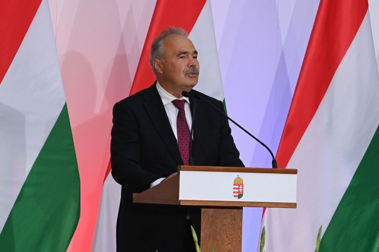 Nagy István agrárminiszter megszólalt a pilisi trágyaszag kapcsán, mely Buda környékét is belengi