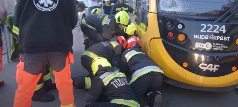 Villamos alól húztak ki egy súlyosan megsérült gyalogost a tűzoltók Budapesten (videó)